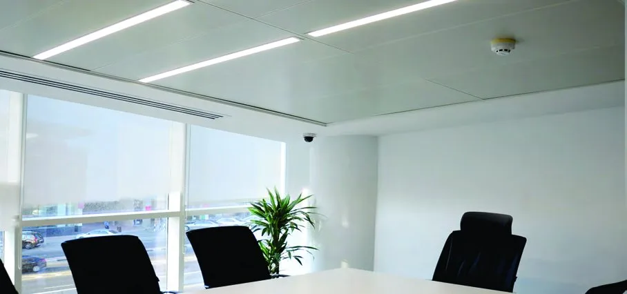 Meeting room with straight linear light fittings in the ceiling